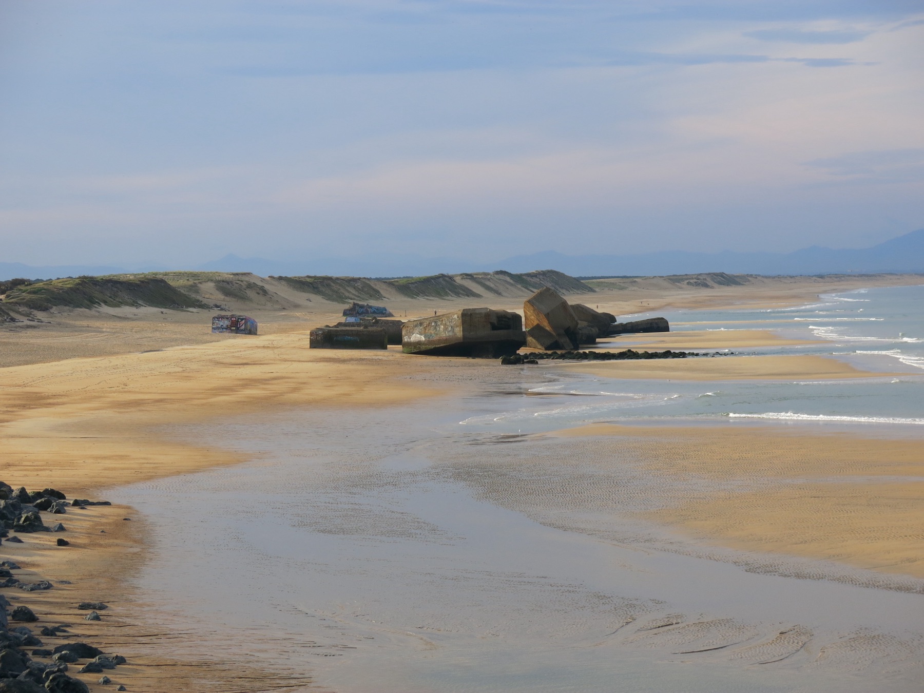 Blockhaus posés sur la plage de Capbreton à marée basse
