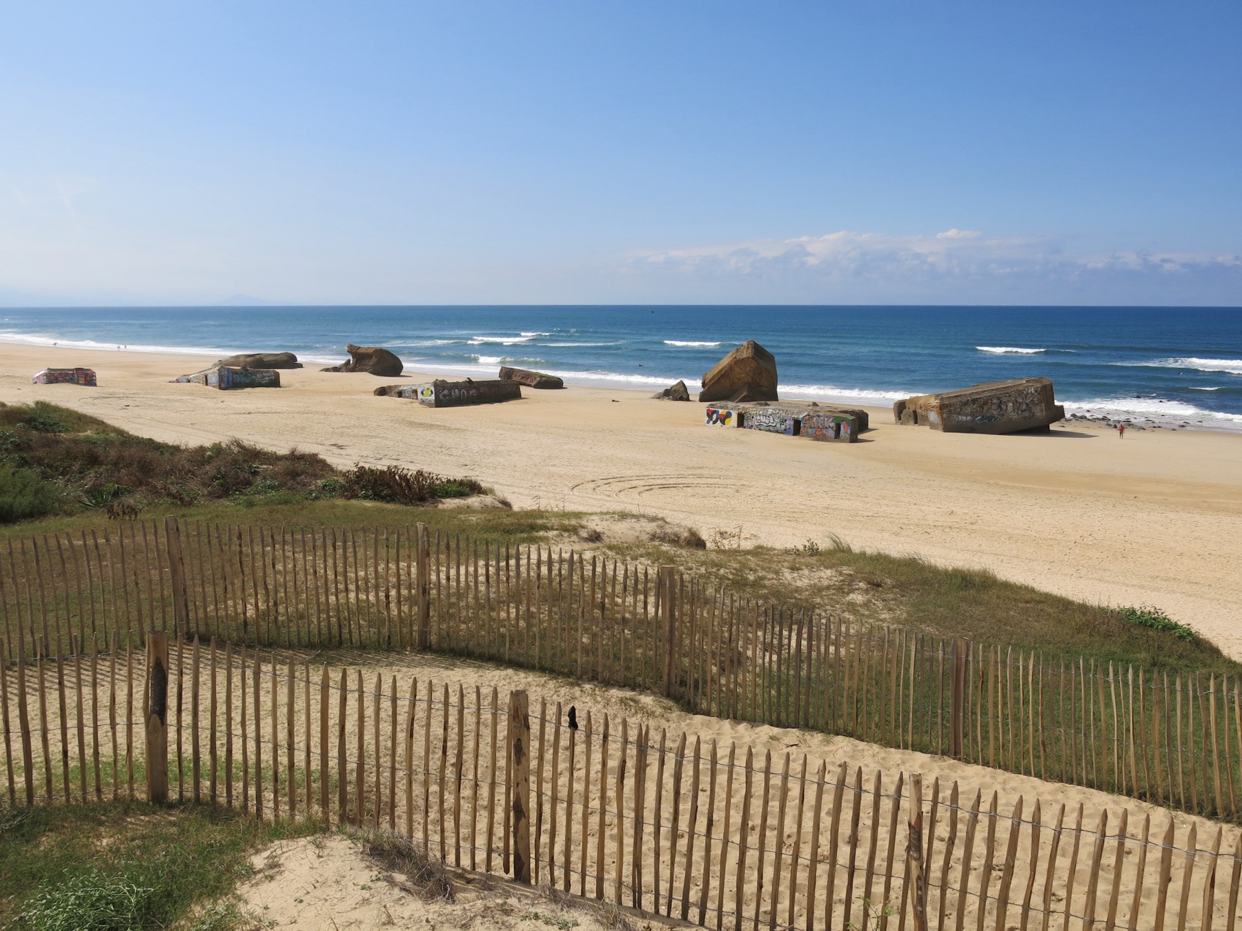 Plage de Capbreton à marée basse vue depuis la dune, ganivelles au premier plan