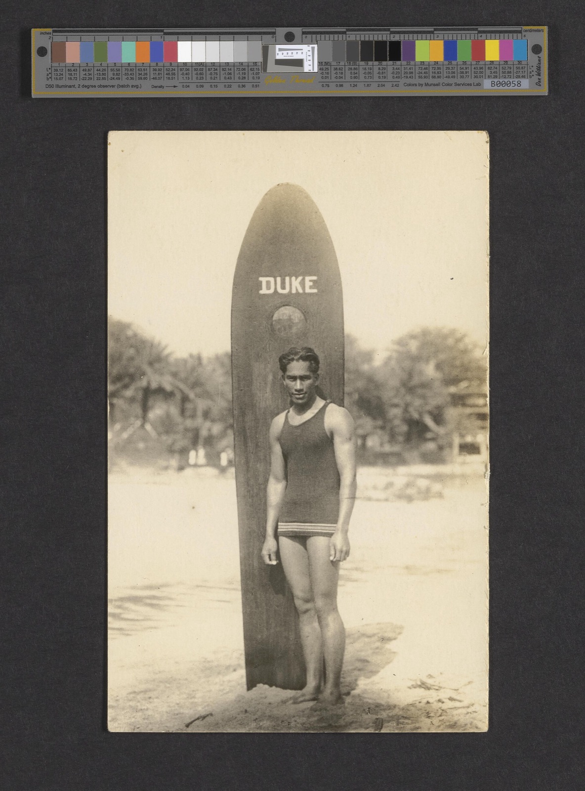 Duke Kahanamoku avec sa planche de surf, vers 1910-1915