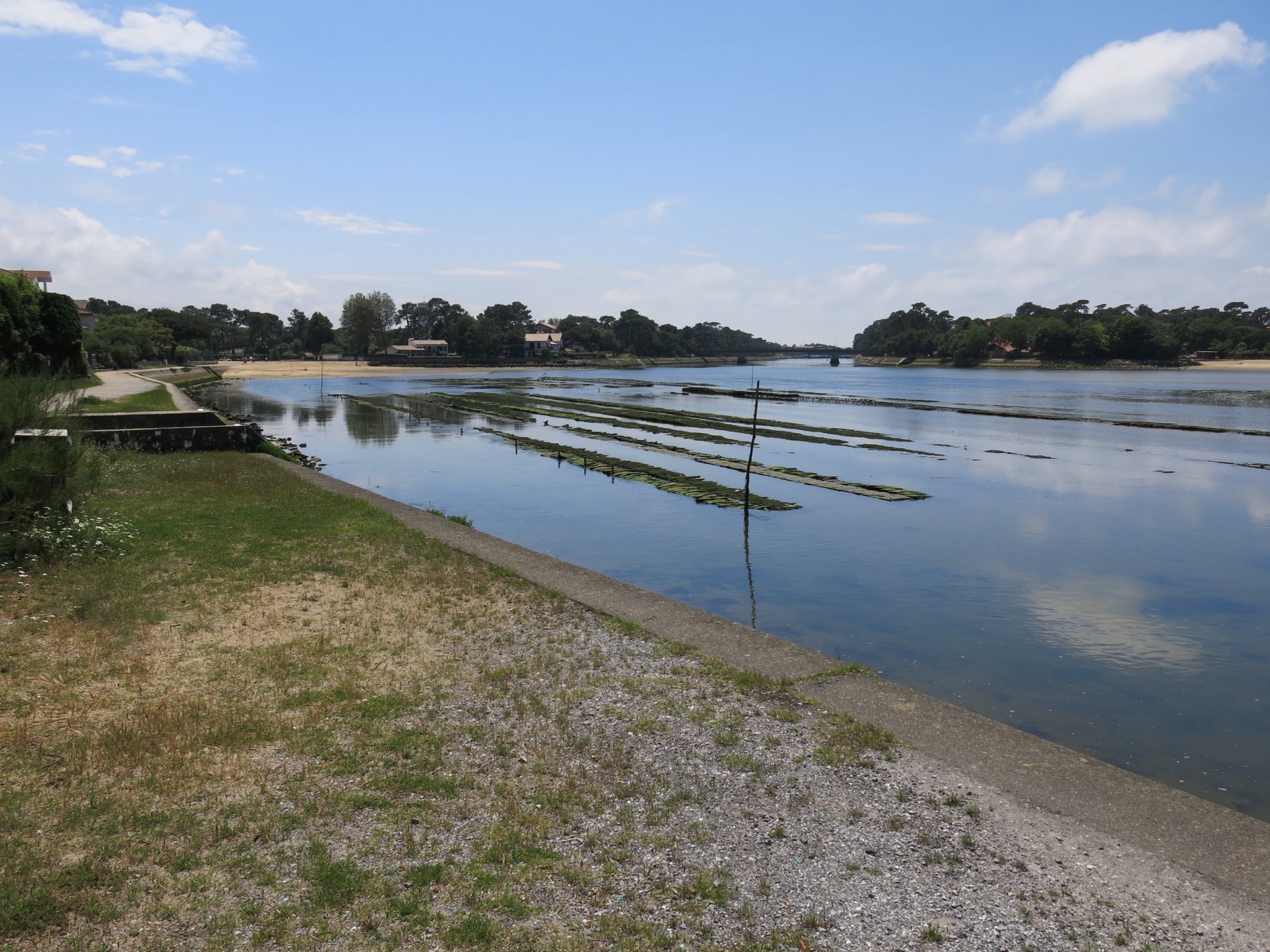 Tables à huîtres découvertes à marée basse dans le lac d'Hossegor