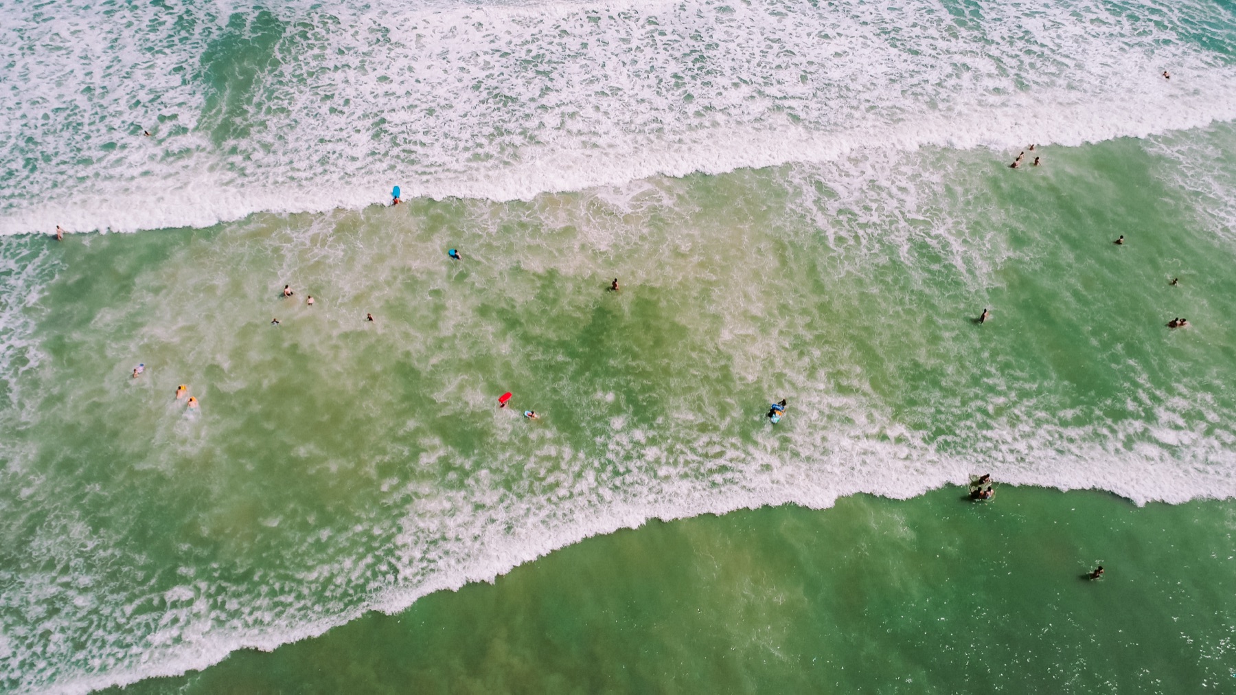 Surfeurs au line-up, vus du ciel