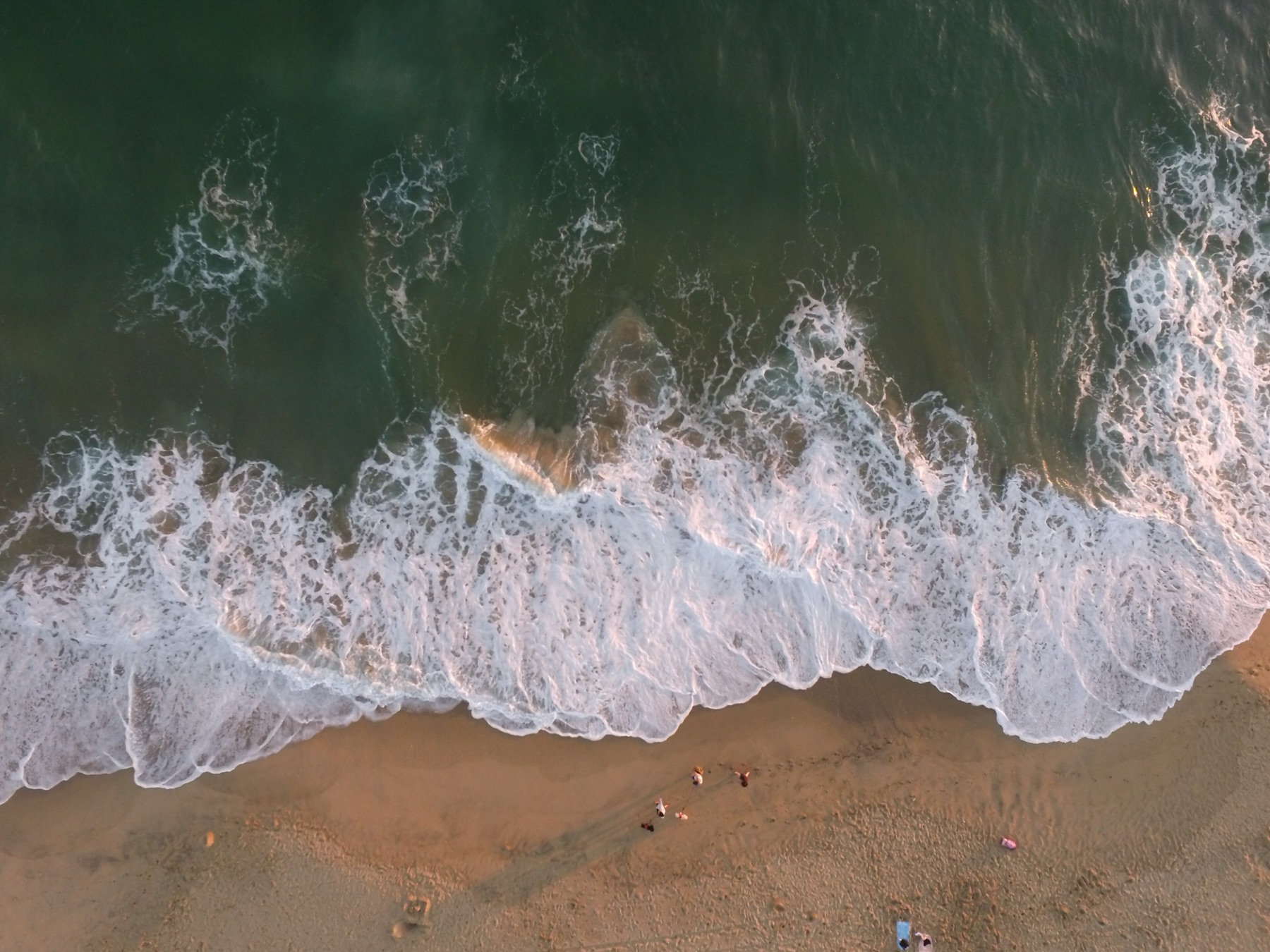 Plage de sable et vagues vues du ciel