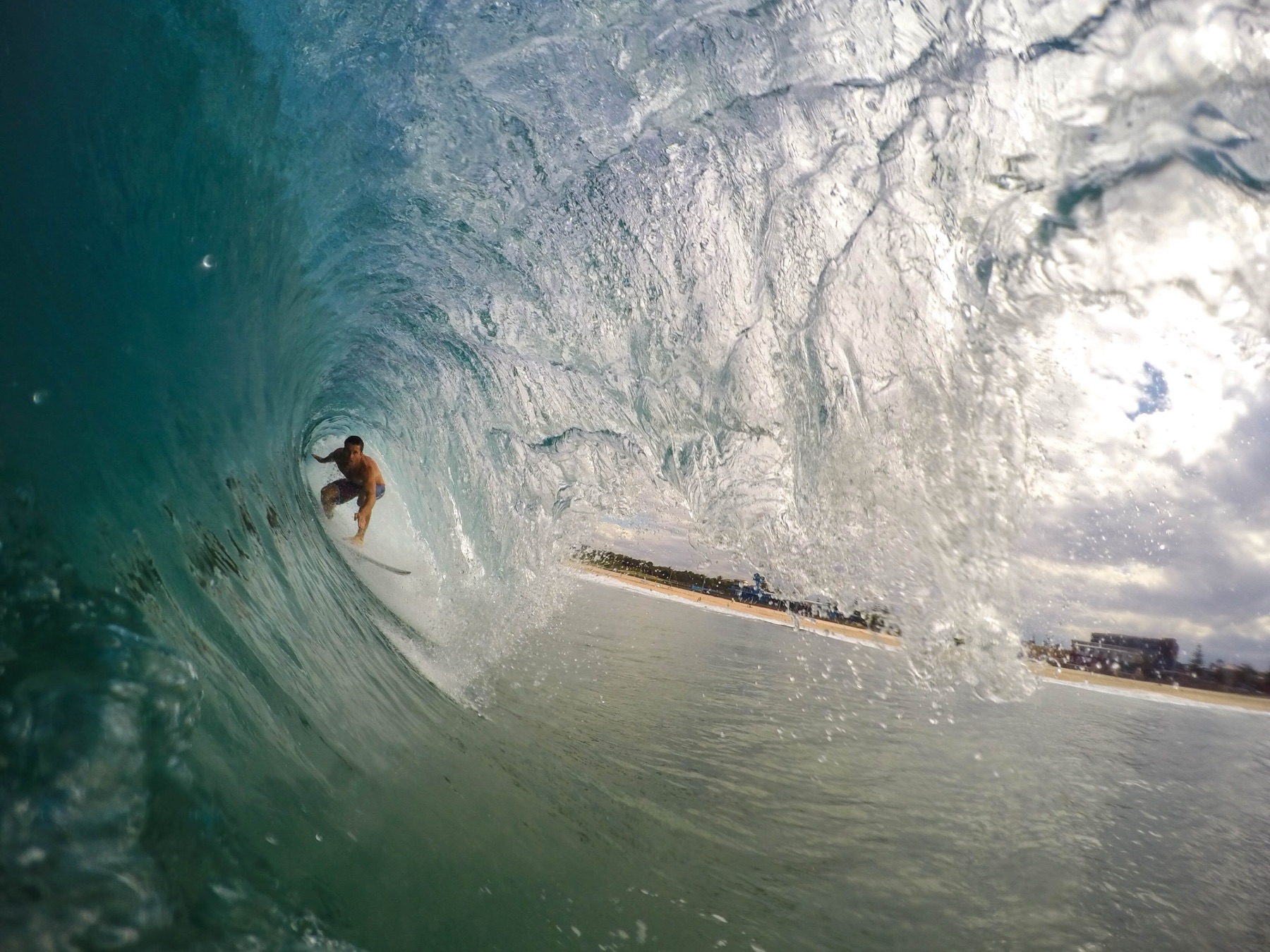 Surfeur dans le tube, photographié depuis l'eau