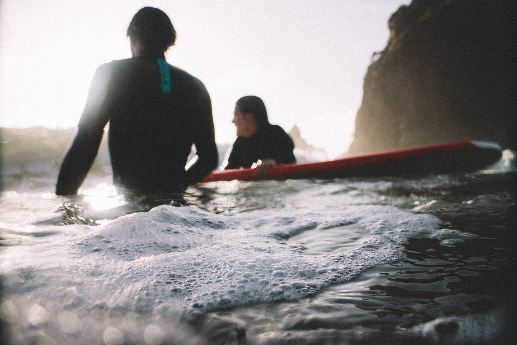 Deux surfeurs dans l'eau avec leur planche