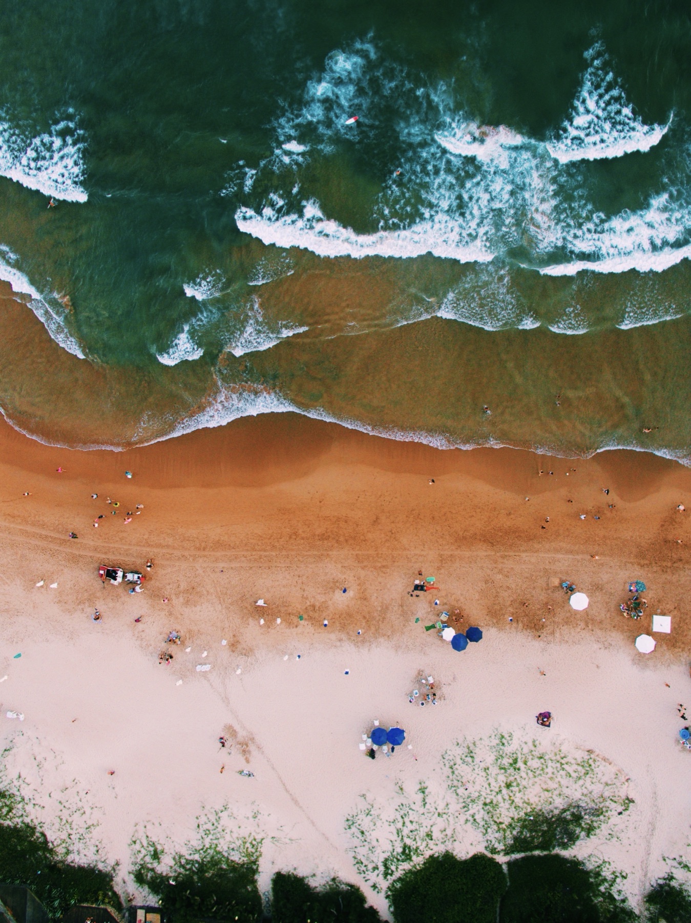 Vagues et plage vues du ciel