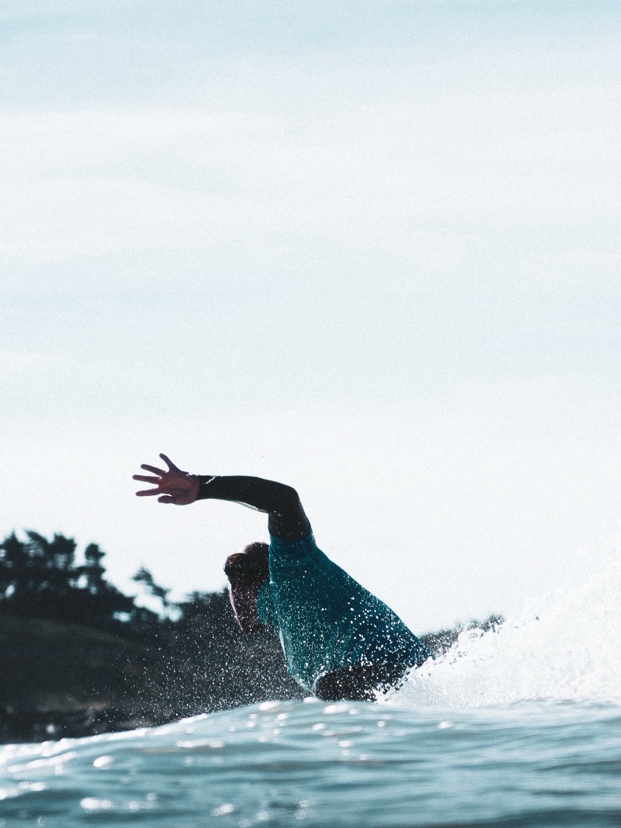 Surfeur en l'air, contre-jour bleu clair