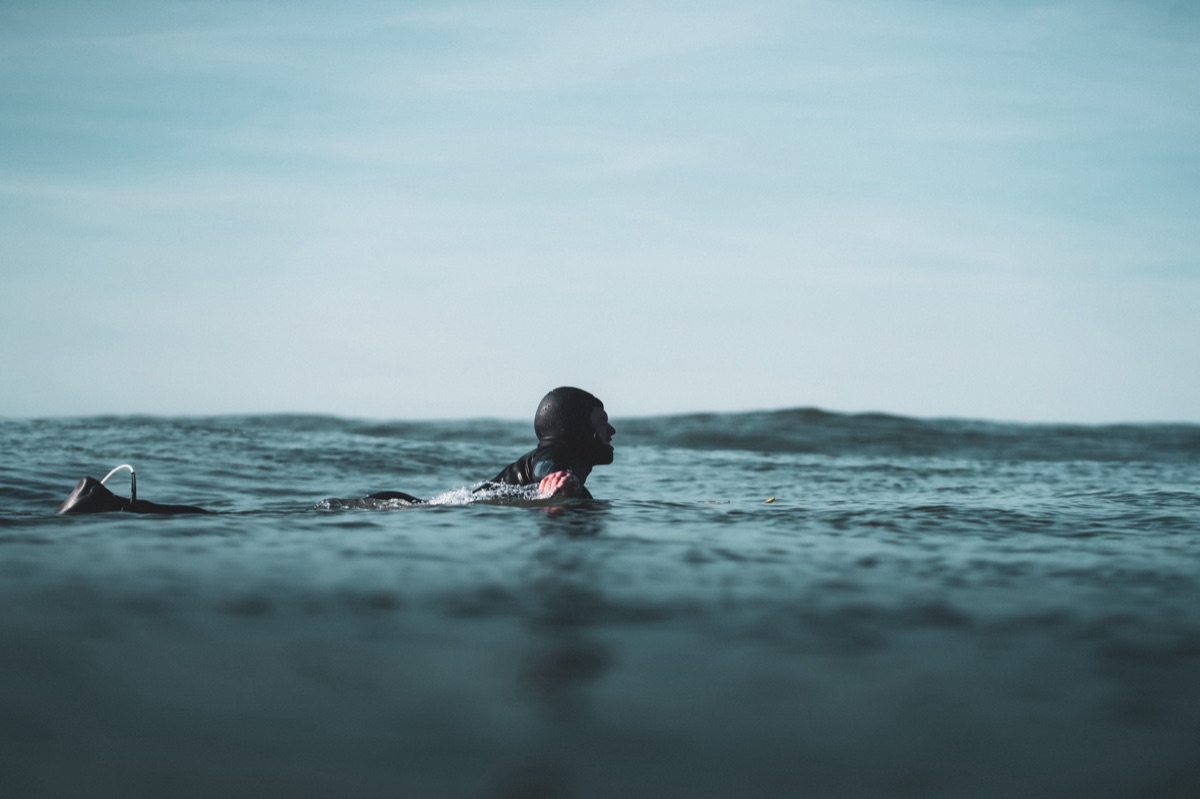 Surfeur qui rame, plan large