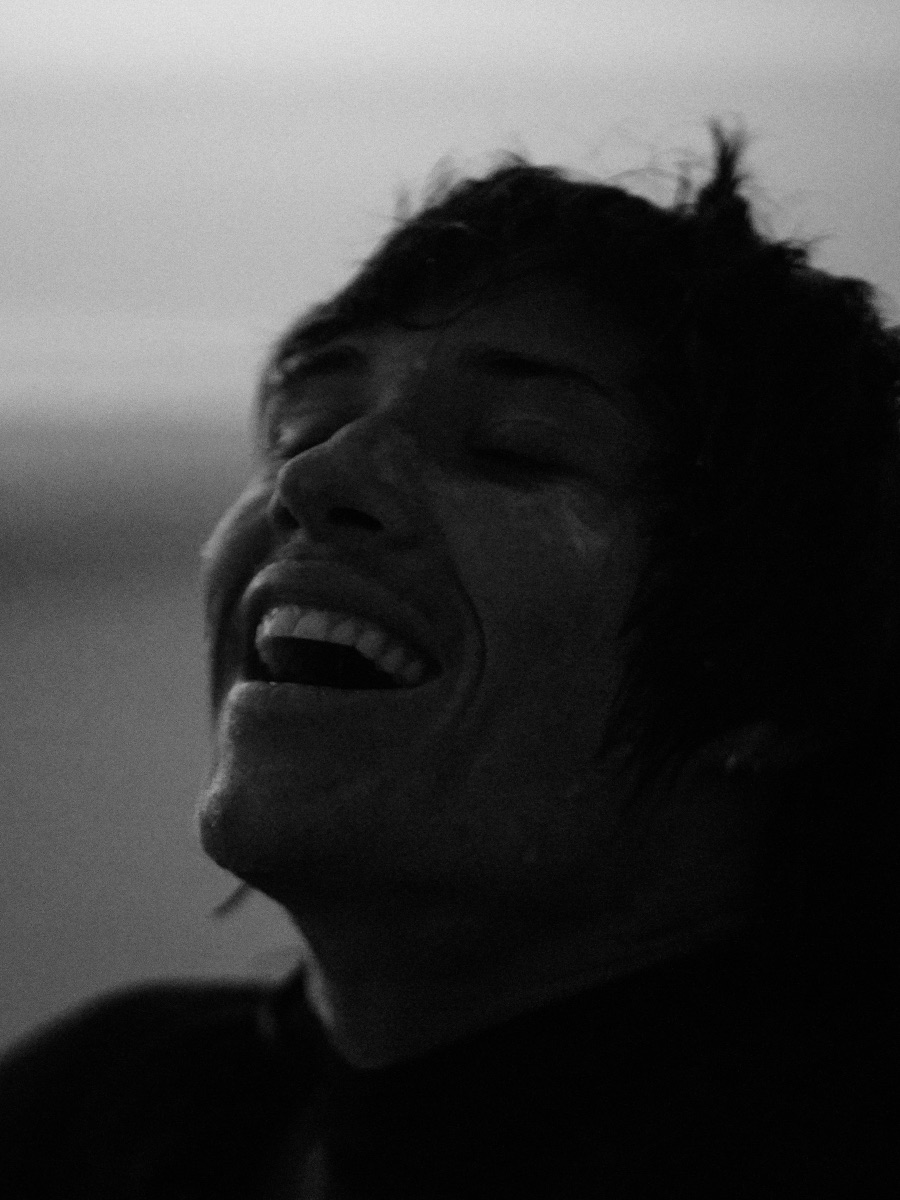 Portrait rapproché, rire, noir et blanc